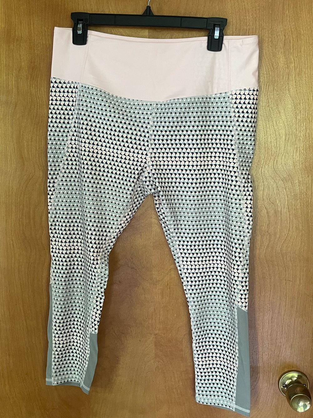 NWOT: Ladies Pink and Gray Patterned Active Capri leggings